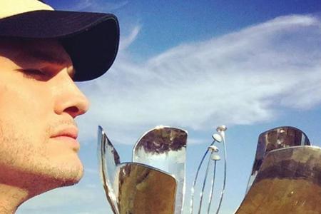 Ashton Kutcher vor dem Kunstwerk 