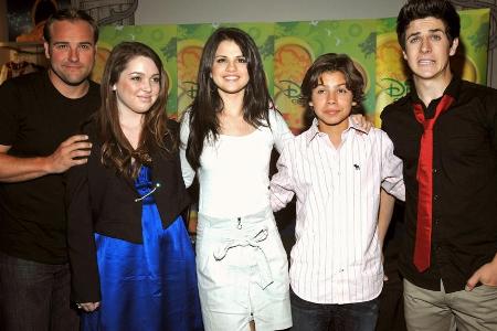 Selena Gomez (Mitte) mit ihren Kollegen aus 