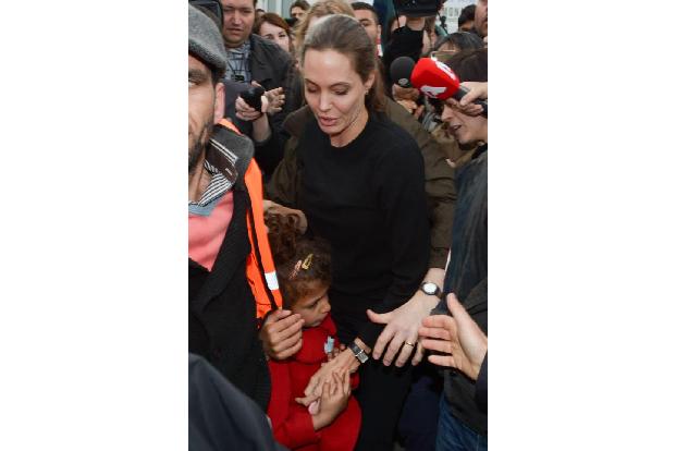 ...mit Entschlossenheit kämpfte sie sich durch die Massen, immer mit schützender Hand über ein Flüchtlingsmädchen. Denn dies...