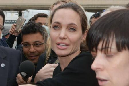 ...im Camp im Hafen von Piräus ist nämlich sicher keine einfache, denn täglich kommen neue Flüchtlinge in das UNHCR-Lager. A...