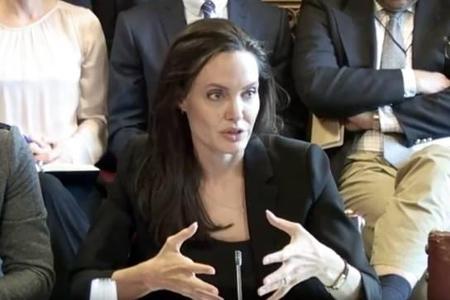 ...Engagement endet aber nicht nur bei Flüchtlingen und Lagerbesuchen. Sie spricht auch öffentlich über Missstände und prang...