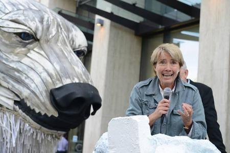 ..eine andere Schauspielerin. Emma Thompson macht sich nämlich ständig für Greenpeace stark. Nicht nur emotionale Reden, son...