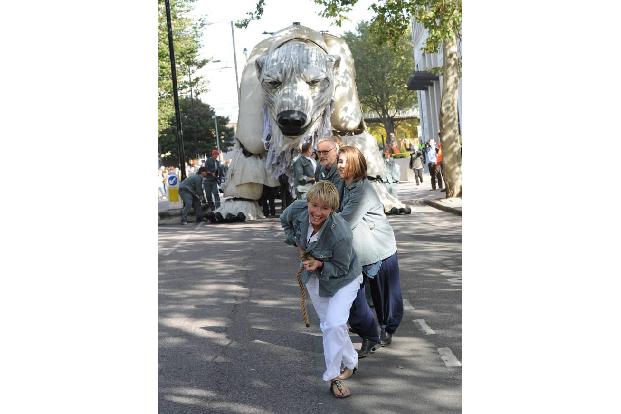 ...wirklichen Körpereinsatz zeigte sie bei dem Protest gegen den Öl-Riesen Shell. Bei so viel prominenten und tatkräftigen E...