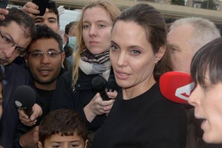 ...bleibt es nur zu hoffen, dass sich auch etwas bewegt. Der Besuch von Angelina Jolie in Griechenland ist sicher nur ein Tr...