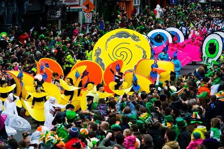 Karnevalsstimmung mit Besuchermassen in Dublin