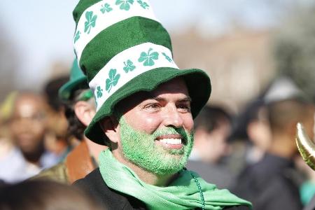 Wer nichts Grünes an sich trägt, darf gekniffen werden. Dieser New Yorker ging bei der Parade 2015 auf Nummer sicher und fär...