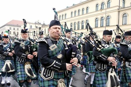 Seit 1996 gibt es auch in München eine farbenprächtige Parade. Rund 25.000 Teilnehmer verwandeln Jahr für Jahr die Innenstad...