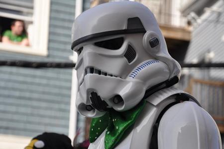 ... oder Boston: Die Teilnahme an den Paraden ist Pflicht. Dem Dresscode muss sich auch dieser Stormtrooper beugen.