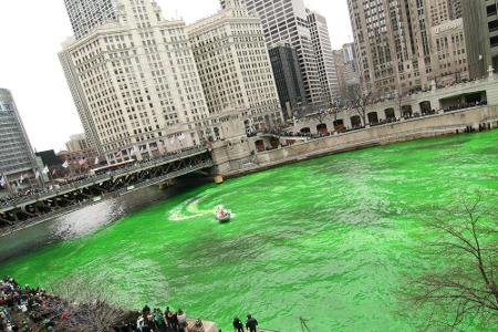 In Chicago wird sogar der gleichnamige Fluss für einen ganzen Tag grün gefärbt.