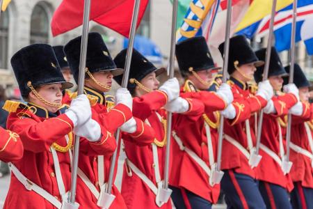 Nicht weniger feierlich, aber weitaus gediegener geht die Parade da schon im kanadischen Toronto vonstatten.