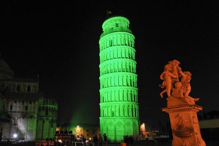 Grün und schief: Auch der Turm in Pisa zeigt seine Verbundenheit mit Irland