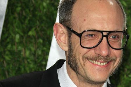 Ein Daumen hoch für zwei Jungs: Terry Richardson ist mit 50 Jahren Vater geworden