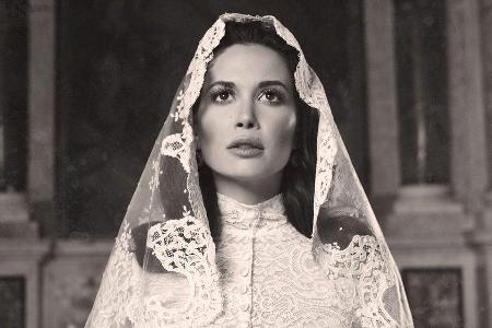 Für ihren Neuanfang präsentiert sich Grace Capristo mit Grace-Kelly-Gedächtnis-Gewand