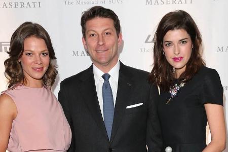 Schauspielerin Jessica Schwarz (li.) und Model Marie Nasemann nehmen Giulio Pastore, General Manager Maserati Europe, in ihr...