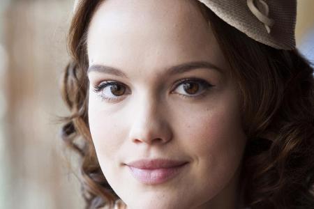 Emilia Schüle als Eva