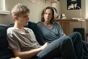 "Aus der Haut": Milan (Merlin Rose) vertraut sich seiner Mutter (Claudia Michelsen) an