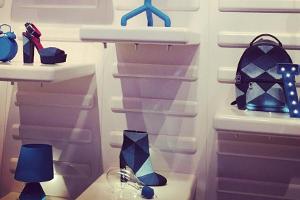 Blau ist eine warme Farbe: Camille Seydoux debütiert auf der Paris Fashion Week