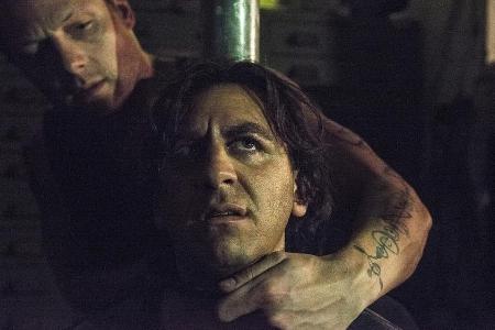 Rocky (Christoph Letkowski) mit seiner Geisel Enis (Cem-Ali Gültekin, vorn)