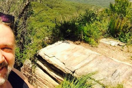 Russell Crowe rückt den Pfunden mit Sport zu Leibe - hier hat er sich auf einen Berggipfel vorgekämpft