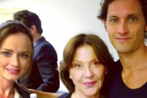 Alexis Bledel (l.), Kelly Bishop und Tade Sanc am Set von "Gilmore Girls"