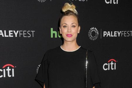 Kaley Cuoco in braver schwarz-weißer Kombi auf dem PaleyFest in Los Angeles