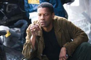 "Déjà Vu": Nachdem eine mit Marinesoldaten besetzte Soldaten in die Luft gesprengt, führt Doug Carlin (Denzel Washington) di...