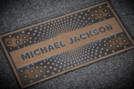 Die Ehrenplakette für Michael Jackson vor dem New Yorker Apollo Theatre