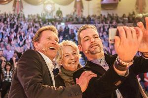 Krimifestival München: Christian Tramitz, Rita Falk und Moderator Florian Wagner (v.l.n.r.) beim Selfieschießen nach der Sho...