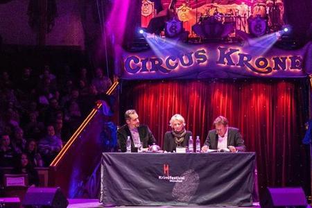 In der Arena (v.l.n.r.): Moderator Florian Wagner (BR), Rita Falk und Christian Tramitz