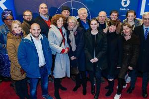 Das komplette Team um die Jubilare Udo Wachtveitl (Mitte, hinten, mit Mütze) und Miro Nemec (Mitte, hinten, r. neben Wachtve...