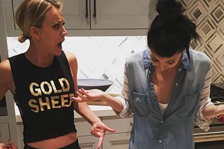 Kaley Cuoco im Partnerlook mit ihrer Freundin: Beide tragen Leggings mit Fotos der 