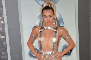 Miley Cyrus zeigte einen Hauch von nichts bei den MTV Video Music Awards im August 2015
