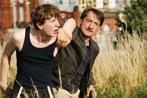 "Tatort: Dinge, die noch zu tun sind": Felix Stark (Boris Aljinovic) versucht den unter Drogen stehenden Tom (Leonard Carow)...