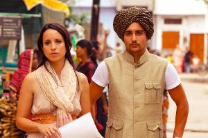 "Das Mädchen mit dem indischen Smaragd": Annie Krüger (Stephanie Stumph) und Arun (Omar El Saeidi) in Jaipur.