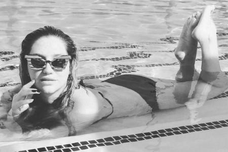 Kesha räkelt sich in einem Pool