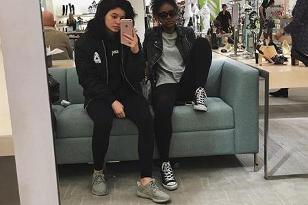 Kylie Jenner trägt die limitierten 