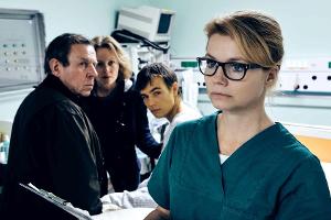 "Zwei Leben. Eine Hoffnung.": Dr. Hellweg (Annette Frier, r.) muss eine schwerwiegende Entscheidung treffen.