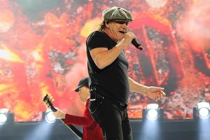 Brian Johnson von AC/DC bei einem Auftritt im Wembley Stadion in London
