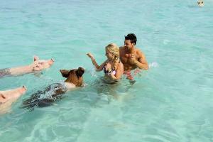 Leonie und Leonard schwimmen mit Schweinen