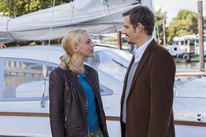 "Der Tote im Watt": Janne (Petra-Schmidt Schaller) und Meinhard (Max von Thun) untersuchen gemeinsam dem Mord an ihrem Bruder