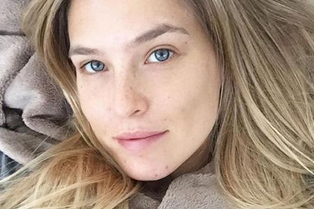 Schick auf dem Sofa: Topmodel Bar Refaeli weiß, wie das geht