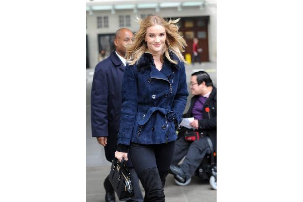 ...das die schöne Blondine immerhin schon seit 2008 hochoffiziell modelt. Doch neben all den Pflichtterminen versäumt Rosie ...