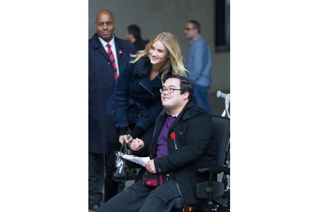 ...über die Schulter geschwungen, bevor man freundlich in die Kamera lächelt. Mehr Zeit blieb Frau Huntington-Whiteley aber ...