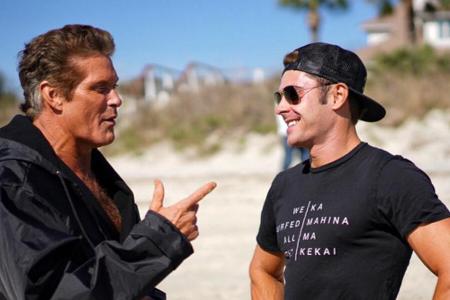 David Hasselhoff (l.) gibt Zac Efron Ratschläge
