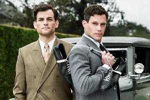 "Duell der Brüder":  Rudi (Torben Liebrecht, li.) und Adi Dassler (Ken Duken) präsentieren sich stolz der Kamera