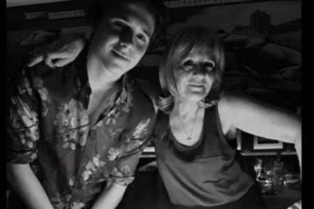 Enkel Brooklyn hilft seiner Oma beim Kerzenauspusten