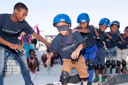 Skateboard-Pädagogik für die Kleinen: Dem Freund blind vertrauen