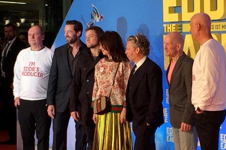 Gruppenbild mit Dame: Iris Berben zwischen Schauspieler Taron Egerton und Hugh Jackman auf der einen Seite sowie Regisseur D...