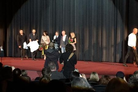 Vor der Premiere noch auf der Bühne: Taron Egerton, Hugh Jackman, Iris Berben, Dexter Fletcher, Eddie the Eagle und Moderato...