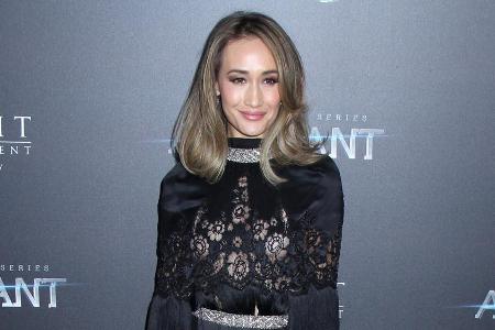 Maggie Q in einer extravaganten Abendrobe auf der Premiere von 